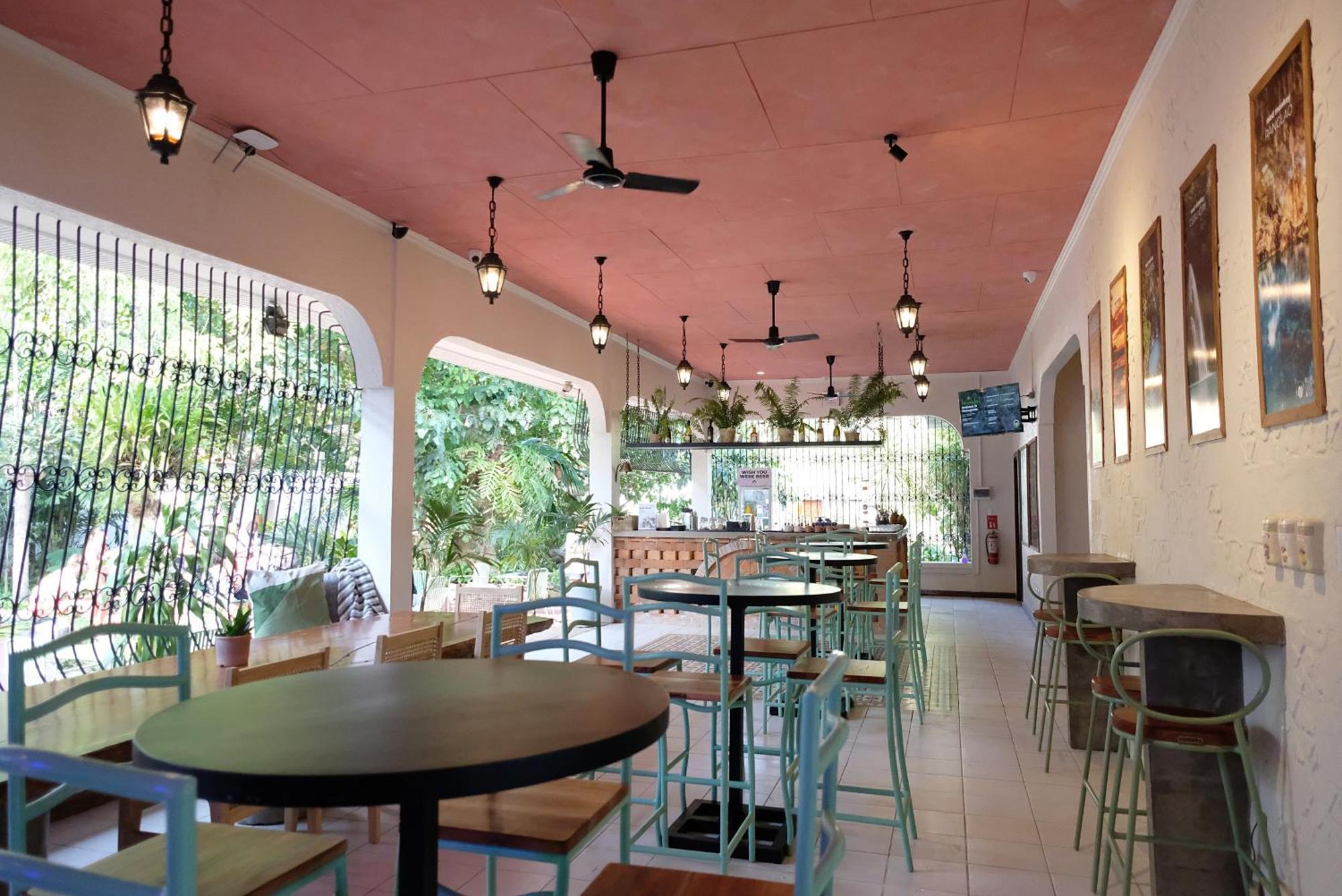 Mad Monkey Dumaguete Hostel Dumaguete City Exterior photo