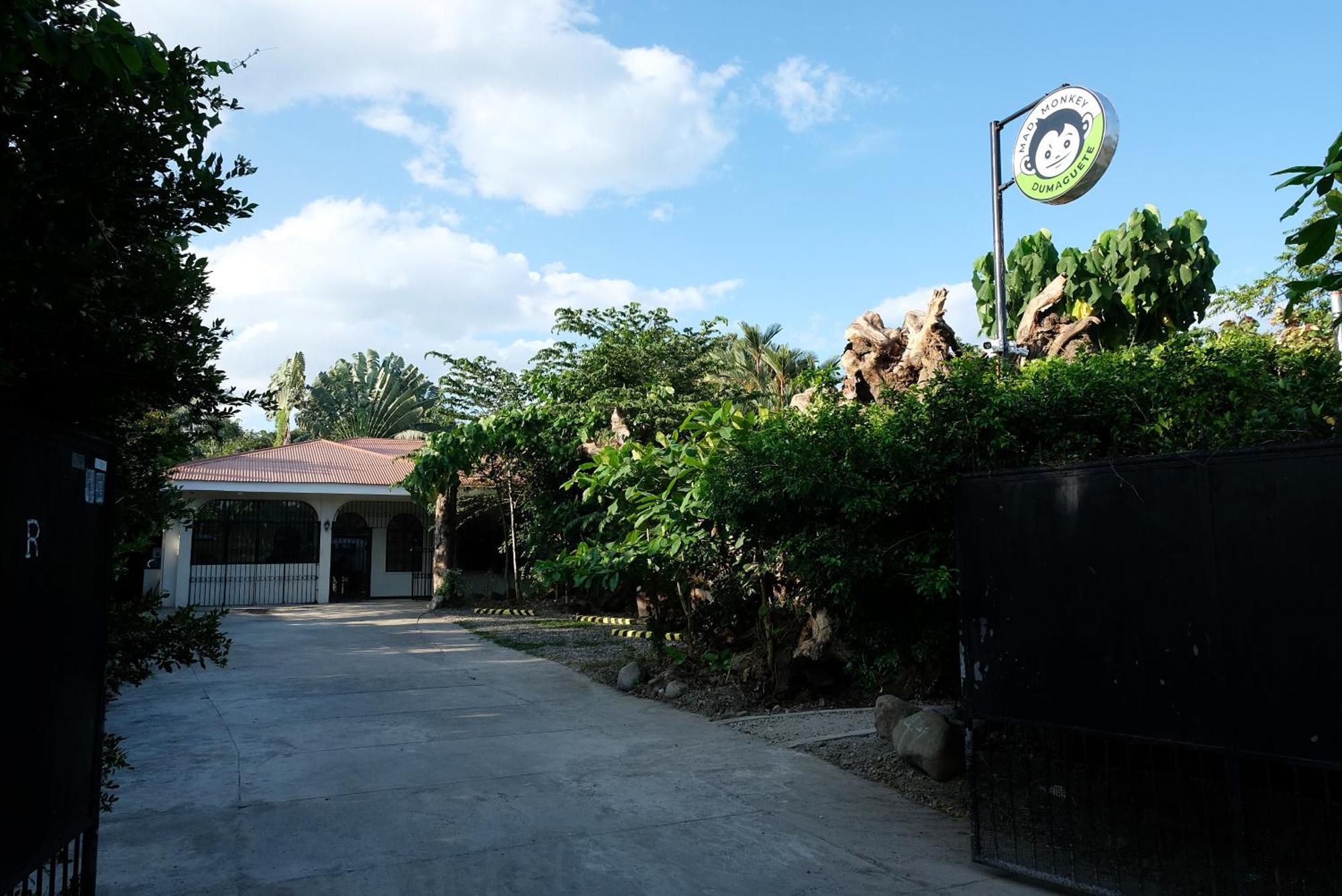 Mad Monkey Dumaguete Hostel Dumaguete City Exterior photo